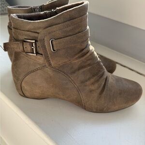 BareTraps Women’s Brown / Taupe Boots Excellent Condition! size 8